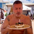 (Video) Srpski bred pit napunio 65 godina: Duva svećice na plaži, a supruga puca od ponosa: "Srećan rođendan"