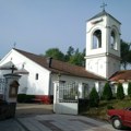 Mitropolit Arsenije uručuje pomoć porodicama koje su ostale bez domova u požarima u Prokuplju i Žitorađi