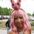 Tračicama i resama pokrila intimu, a na glavi roze "demon": Da li je ovo najluđi Karleušin stajling do sada?