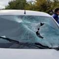 (Фото) бизарна незгода код видиковца: Откачила се гума са камиона, па ударила у аутомобил: Возач повређен, шоферка смрскана