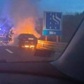 Gori "mercedes" na autoputu: Vatra guta automobil kod Ikee, na licu mesta vatrogasci (foto)