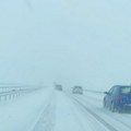Putevi Srbije upozoravaju vozače da bez preke potrebe ne idu na put – očekuju se ledena kiša i sneg