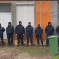 (VIDEO) Policija obezbeđuje privatan posed u Kuli, građani tvrde da se u kući vrši kupovina glasova: "Ćaci leglo"