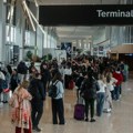 Ljudi padaju u nesvest i povraćaju na aerodromima, avioni poleću bez putnika: Beograđanka prošla pakao zbog EES sistema