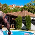 Pevač se hvali kućom od 740 kvadrata sa bazenom u srcu Beograda Šest spavaćih soba, na fasadu stavio mural oca: Vuk Mob se…