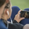 Raskomadana tela, golotinja, nacistički simboli u telefonima osnovaca: Roditelji zgroženi sadržajem koji njihova deca…