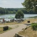 Језеро у Шумарицама отворено за купаче, посетиоци указују на бројне пропусте