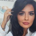 Gori asfalt zbog ekstremno kratke suknjice Milene Popović. Sela u kafić da popije kafu, a svi gledaju samo u jedno: Gore…