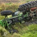 Tragedija kod Kragujevca:Prevrnuo se traktor, nastradao vozač
