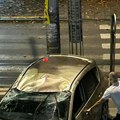 Nadrealno! Momci prevrnuli auto koji se slupao Neverovatna scena šokirala Beograđane (VIDEO)