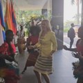 Željka Cvijanović u “opuštenom izdanju” u Ugandi (VIDEO)