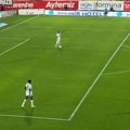 Ovakav gol se viđa samo u Turskoj! Štoper zaboravio na fudbal, protivnik pogodio praznu mrežu!