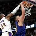 Lebron osetio moć Srbina! Pogledajte brutalno zakucavanje Nikole Jokića - Kralj završio na "posteru"! Kako ga je ponizio…