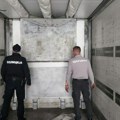 U bunkeru kamiona pokušao da prokrujumčari 23 migranta Među njima bilo i dece