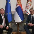 "Vrlo dobar razgovor sa komesarom": Predsednik Vučić na sastanku sa Oliverom Varhejijem (foto)