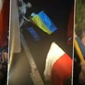 Poljaci rastrgli ukrajinsku zastavu! Viču "ovo je Poljska" i bacaju obeležja (video)