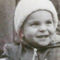 Danas je velika glumačka zvezda, a žene se doslovno otimaju oko njega: Prepoznajete li dečaka sa fotografije?