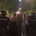 U Bačkoj Palanci građani okruženi SNS batinašima i kordonom policije