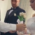 "E, ovo je brat!" Na sestrinoj svadbi uručio joj je poklon zbog kojeg su svi gušili u suzama