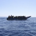Туристи спречили мигранте да пристану на рајско острво у Грчкој: Овако су одгурали чамац препун људи