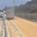 Rusvaj kod Mišeluka: Kamion rasuo kukuruz duž puta, kretanje otežano: Vozači, oprez! (video)