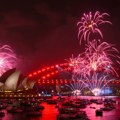 (Foto, video) Spektakl za pamćenje: Australija i Novi Zeland dočekali Novu godinu, vatromet obasjao neo