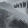 Potpuna apokalipsa: Sneg u ovom delu Rusije napadao do četvrtog sprata zgrade - sve zavejano (video)