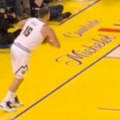 Jokić odigrao verovatno najgori pas od dolaska u NBA, Karijeva reakcija je sve rekla