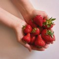 Jagode mogu da traju duže uz jednostavan trik - važna je posuda u kojoj stoje
