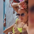 Raskinula sa ocem deteta, pa sinu dala svoje prezime: Bila je i nepokretna posle nezgode, a sad se srpska pevačica skinula u…