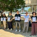 Najmanje 54 profesora u Jovinoj zamenjeno, tvrde roditelji