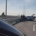 Škodi odvaljen deo, drugi automobil završio u bankini: Težak sudar na Novom Beogradu (video)