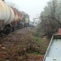 Voz udario kombi kod Doljevca, povređene dve osobe, hleb ostao rasut pored pruge
