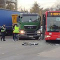 Sudar kamiona i autobusa koji je prevozio radnice jedne fabrike, ima više povređenih