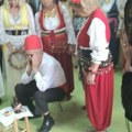 Boce i njegova Boska iz Leskovca predstavom obeležili 55 godina braka: Mladima dali savete zlata vredne