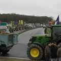 Francuski poljoprivrednici prave haos širom zemlje! Idu ka Parizu i presreću strane kamione, a robu pale ili dele (foto)