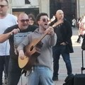 Genijalna scena u Bolonji: Lokalni muzičar se smarao, a onda je zapevao sa Grobarima, nastala ludnica na trgu
