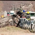 Prve fotografije udesa kod Niša: Automobil uništen, prevrnut na bok, ekipe hitne iznose nosila