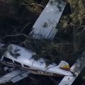 Srušio se avion pored škole Dve osobe povređene (video)