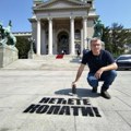 Jovanović Ćuta ispisao grafit 'Nećete kopati' ispred Skupštine Srbije