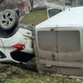 Strašna saobraćajka u Kaću: Automobil završio na krovu, ulubljen sa svih strana, kombiju otpao prednji deo