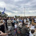 Tokom blokade kragujevačkog nadvožnjaka "Gazela" devojka pogođena flašom u glavu