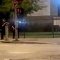 Prišla policijskom kordonu, pa dobila metak u noge: Šok snimak iz Los Anđelesa, žestoka reakcija na nerede! Gumeni meci…