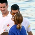 Novak i Jelena se ljube na plaži: Đoković sa ženom razmenjuje nežnosti na Mikonosu: Svi gledaju u njen stajling, a tu je i…