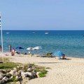"Smrde kao lavovi, ni more nije više kao što je bilo": Srpske turiste iznenadili nezvani gosti na plaži u Grčkoj