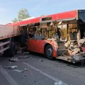 Vozač autobusa hteo da izbegne ženu koja je pretrčavala ulicu, pa pokosio devojčicu; Nije joj bilo spasa FOTO