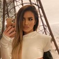 Zbog dekoltea bivše Modelsice muškarcima nije dobro: Sindi objavila sliku, jedva obuzdala grudi u ovoj haljini