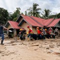 Stanovnici poplavljene Sumatre u Indoneziji pljačkaju prodavnice da bi došli do hrane