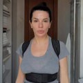 Aleksandra Jeftanović nosi pojas za kičmu: Voditeljka pokazala šta oblači preko odeće, pa otkrila koji problem ima sa leđima…