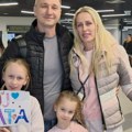 Najemotivnija scena na aerodromu nakon evakuacije iz Dubaija: Tina i Nikolina skočile tati u zagrljaj